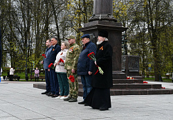В преддверии 9 мая в Новгородской области проходят церемонии возложения венков и цветов на воинских захоронениях и мемориалах