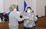 Татьяне Бубновой вручили удостоверение и нагрудный знак депутата Новгородской областной Думы