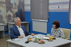 Анатолий Федотов поздравил ветерана новгородской журналистки Людмилу Михайловну Гаричеву с Днём пожилых людей