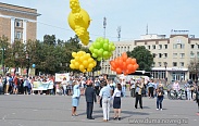 На главной площади города проводили лето