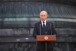 Президент Владимир Путин принял участие в праздничном концерте в честь 1160-летия зарождения российской государственности, который прошел в Великом Новгороде