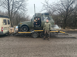 Максим Бомбин передал бойцам СВО автомобиль