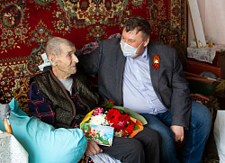 Ветераны продолжают принимать поздравления в преддверии 9 мая