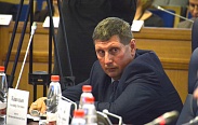 Василию Калинину вручили удостоверение и нагрудный знак депутата Новгородской областной Думы