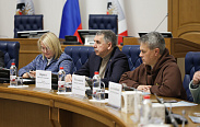 Юные новгородцы примерили на себя роль депутатов регионального парламента
