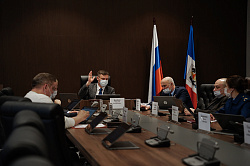 Максим Бомбин провел заседание комитета Новгородской областной Думы по законодательству и местному самоуправлению. 