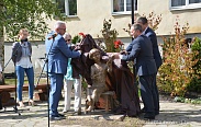 На месте находки первой берестяной грамоты открыт памятный знак