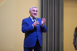 Юрий Бобрышев поздравил новгородских выпускников